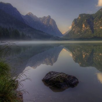 den-rogivande-alpsjön-vid-foten-av-dolomiterna
