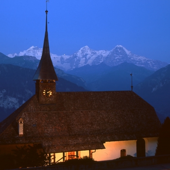 Med Eiger, Mönch och Jungfrau i bakgrunden